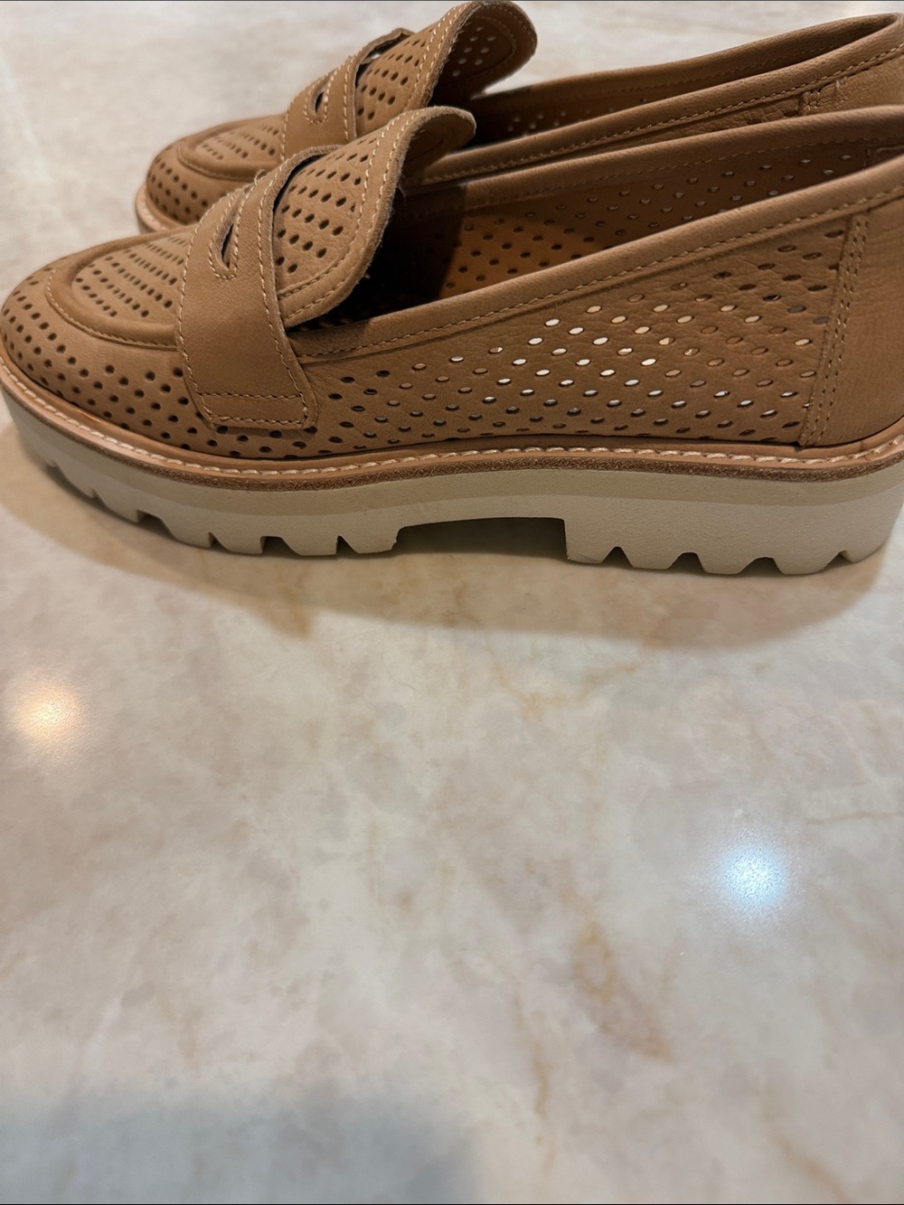 Dolce Vita Women’s Perforated Tan Slip-On Loafers Sz 7 - Picture 3 of 6